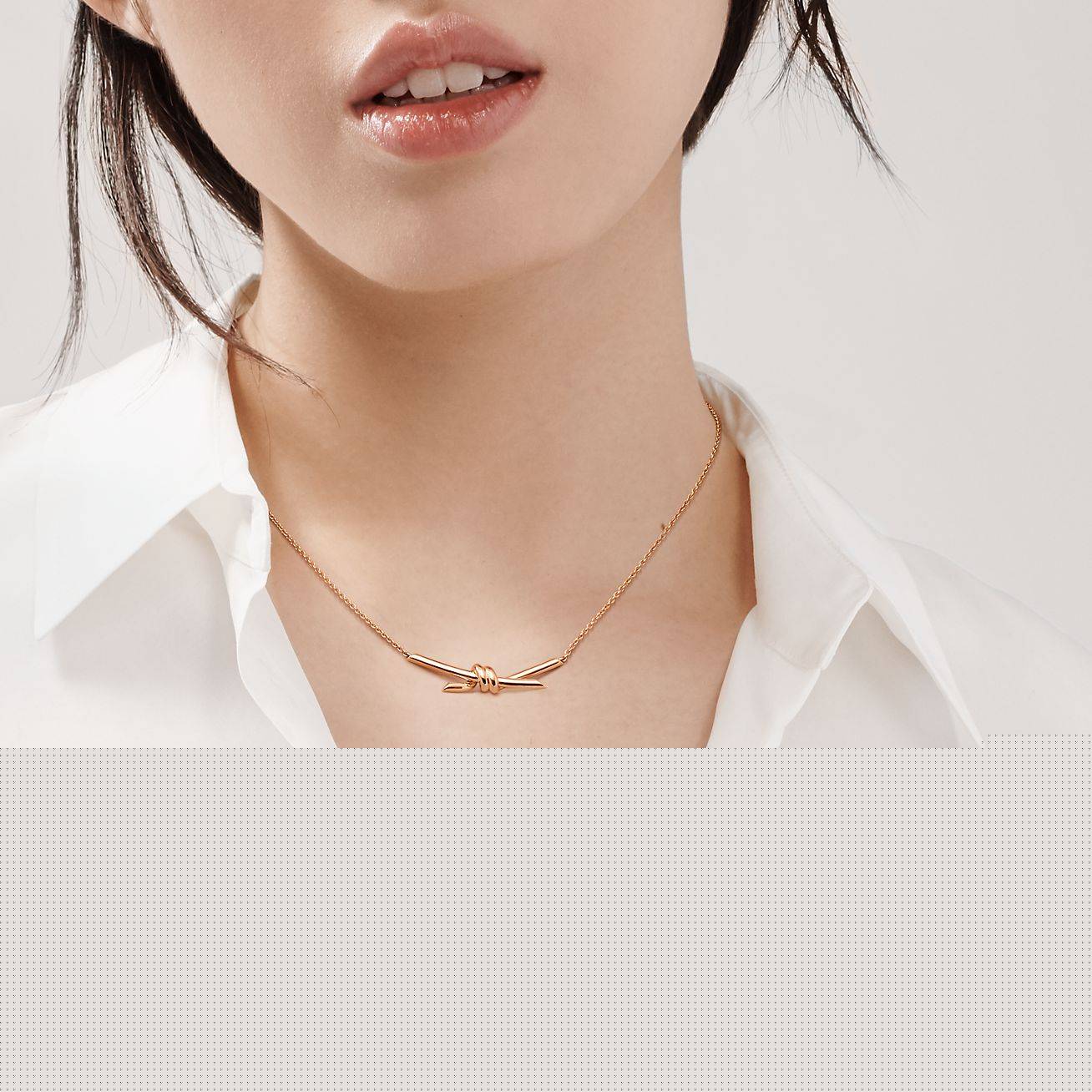 T*f*ny knot pendant in rose gold