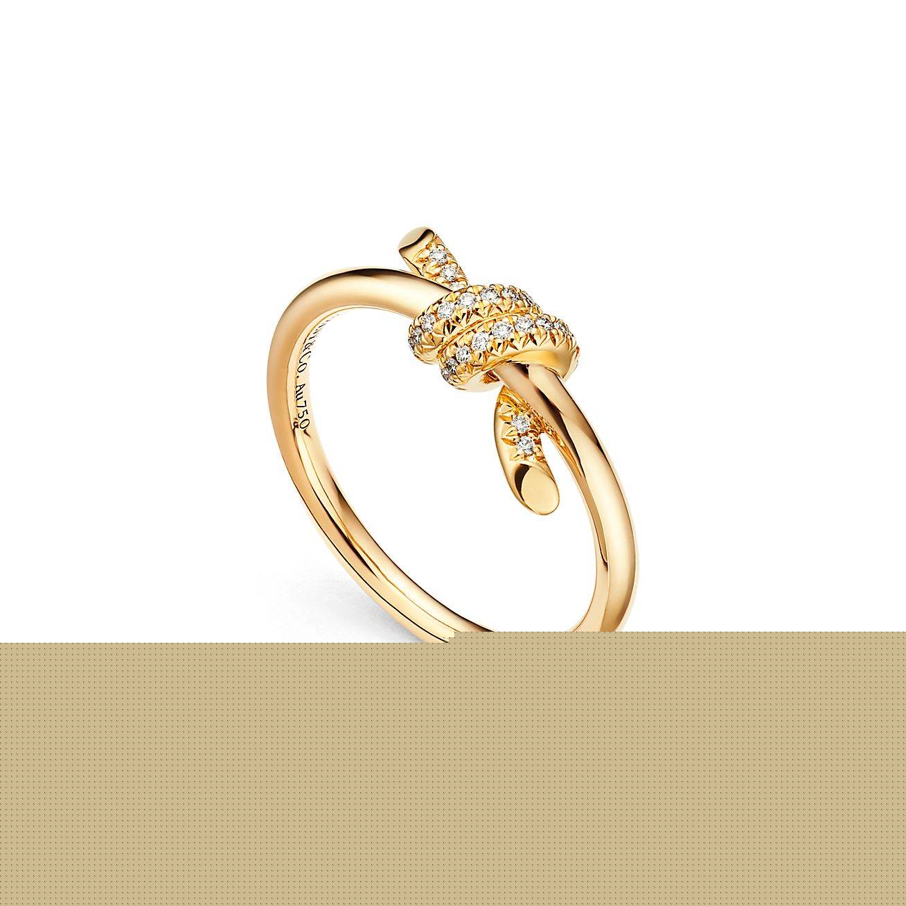 T*f*ny knot ring in yellow gold with diamonds