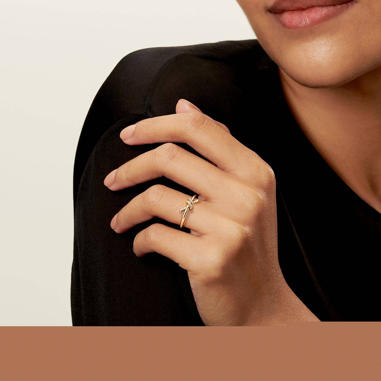 T*f*ny knot ring in yellow gold with diamonds