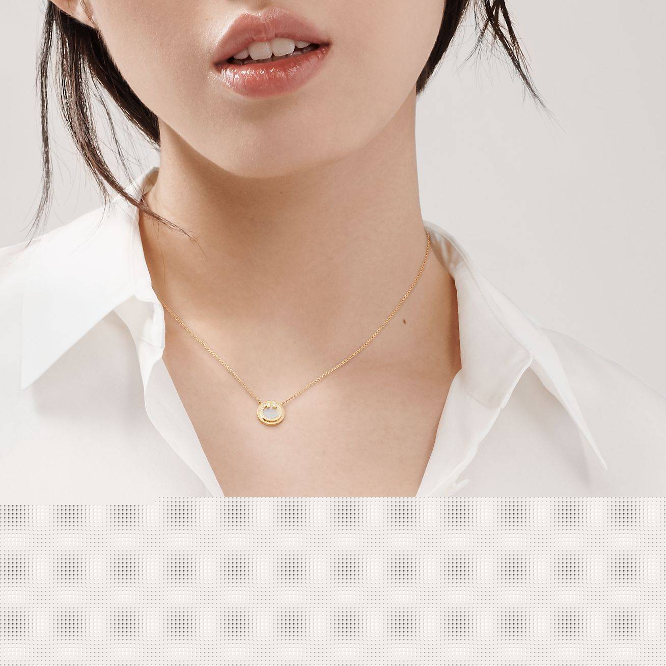 T*f*ny t diamond and mother-of-pearl circle pendant in 18k gold, 16-18